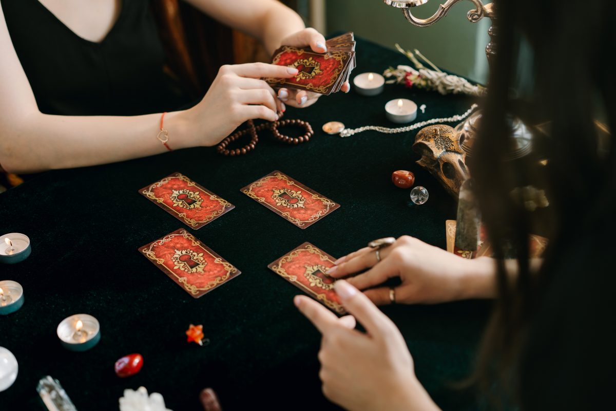 Las diferentes formas de tirar las cartas del tarot: Una guía para principiantes